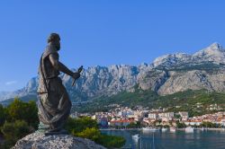 La statua di San Pietro a Makarska in Croazia: sullo sfondo le imponenti montagne del monte Biokovo - © Tatiana Popova / Shutterstock.com