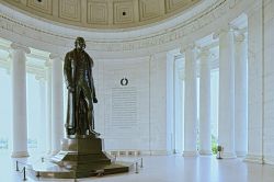 Statua al Jefferson Memorial di Washington, USA - © Jorge Salcedo / Shutterstock.com