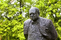 Ad Halifax (capitale della Nuova Scozia, Canada) un'imponente statua in bronzo di Winston Churchill se ne sta nel prato di fronte alla Spring Garden Road Memorial Library dal 1980. Creata ...