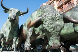 Pamplona, Spagna: una statua celebra la famosa corsa dei tori che si tiene ogni anno dal 6 al 14 luglio per la festa di San Firmino. La folle corsa di tori all'inseguimento dei partecipanti, ...