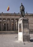 La statua di Simòn Bolìvar - il "Libertador" di Colombia, Bolivia, Ecuador, Panama, Perù e Venezuela - sorge al centro di Plaza de Bolivar, nel ...
