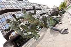 Pamplona, Spagna: si intitola "Encierro" la grande scultura bronzea dedicata alla corsa dei tori che si tiene ogni anno durante la Festa di San Firmino. Si trova lungo Viale Roncesvalles, ...