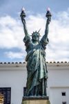 Statua della Liberta' di Salvador Dali nel borgo di Cadaques, Spagna 208014367 - © Ammit Jack / Shutterstock.com