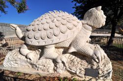 Statua della Tarasque, si trova vicino all'imponente Castello di Tarascon