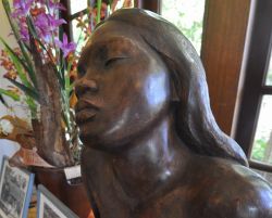 Statua dentro casa d J Norman Hall la sensualita polinesiana tanto apprezzata dallo scittore gli ammutinati delBounty