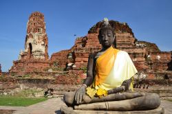 Statua di Budda a Wat Mahatat, lo storico tempio di Ayutthaya in Thailandia - © apirati333 / Shutterstock.com