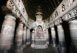Statua di Budda all'interno della grotta n° 19 delle Ajanta Caves in India, stato di Maharashtra - © Pikoso.kz / Shutterstock.com