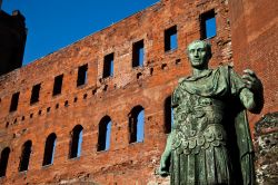 La statua bronzea di Cesare Augusto si trova di fronte alla Porta Palatina di Torino, insieme a quella di Giulio Cesare. Le due sculture, che si ispirano all'arte romana, non sono originali, ...