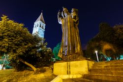 La statua di Gregorio di Nona Ninski nel centro di Spalato, in Croazia. Il vescovo cattolico croato nel X secolo tradusse il messale romano in lingua slava e contribuì fortemente alla ...