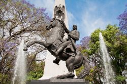 Statua di Morelos: a Guadalajara, in Messico, nel Parque Morelos proprio di fronte a Calzada de la Independencia svetta la statua equestre a grandezza naturale di José Maria Morelos, ...