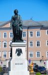 Statua di Mozart a Salisburgo: il grande musicista nacque in questa città (la casa è in Getreidegasse) che ormai è legata in modo indissolubile all'artista - © ...