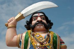 Statua del demone mitologico Hindu Mahishasura sulla collina demone a Mysore - © Ajay Bhaskar / shutterstock.com