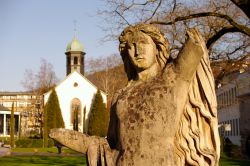 Statua di donna nei pressi delle terme di Baden-Baden in Germania, regione del  Baden-Wurttemberg Oleg Senkov - © PKOM / Shutterstock.com