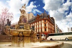 La Willy Brandt Platz di Francoforte, nel centro della Germania, è impreziosita dalla cosiddetta Fontana delle Fiabe, la Märchenbrunnen, gioiello Art Nouveau del primo Novecento ...