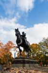 Una statua equestre nell Yonge-Dunda Square a Toronto in Canada - © Lissandra Melo / Shutterstock.com 