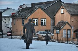 Statua in un parco del centro di Tromso in Norvegia ...