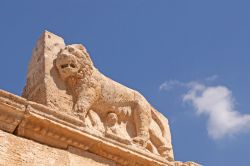 Statua di un antico leone presso il castello incompito di Iraq Al Amir - © Ahmad A Atwah / Shutterstock.com