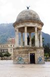 Il Templete al Libertador (Tempio del Liberatore) realizzato da Pietro Cantini nel Parque de los Periodistas (letteralmente "Parco dei Giornalisti"), uno dei polmoni verdi di Bogotà, ...