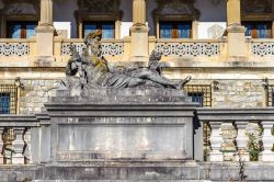 Statua all'interno del parco del Castello di Peles, Romania - © Anton_Ivanov/ Shutterstock.com