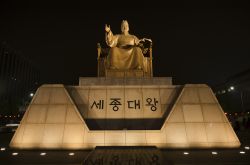 La gigantesca statua del  re Sejong a Seoul in Korea del Sud - © JM Travel Photography / Shutterstock.com