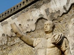Statua romana nella città di Ercolano, negli scavi archeologici vicino a Napoli, sotto al Vesuvio - © khd Shutterstock.com