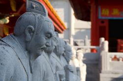 I templi di Nagasaki sono resi ancor più solenni dalle statue in pietra, che con espressione seria sembrano veri fedeli in contemplazione - © TOMO / Shutterstock.com