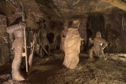 Statue di sale a Wieliczka, la miniera Patrimonio UNESCO. E' una delle più antiche minere di sale del mondo - © Nightman1965 / Shutterstock.com 