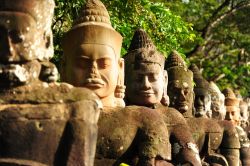 Statue giganti all'ingresso principale di Agkor Wat in Cambogia - © karinkamon / Shutterstock.com