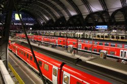 Stazione Centrale di Dresda, Hauptbanhoff Dresden, Germania orientale - © Tupungato / Shutterstock.com 