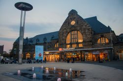 Stazione Ferroviaria di Aachen, la vecchia città di Aquisgrana in Germania - © M R / Shutterstock.com 