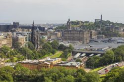 Stazione di Waverly a Edimburgo, la capitale della Scozia - © Patricia Hofmeester / Shutterstock.com