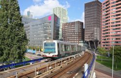 la stazione della metropolitana di Maashaven a Rotterdam, una delle città dell'Olanda con la più efficiente rete di trasporto pubblico di tutti i Paesi bassi - © jan kranendonk ...