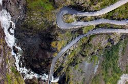 La cascata Stigfossen, lungo la discesa dei Trollstigen, ...