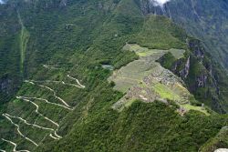 Strada verso Machu Picchu, Perù - Vista dall'alto su Machu Picchu da cui si può ammirare la spettacolare strada a zigzag che percorre il pendio della montagna andina sino a ...