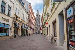 La centralissima strada Mkynska a Kosice (Slovacchia). In fondo la sagoma della Cattedrale di Santa Elisabetta, la grande chiesa gotica dell'est Europa - © Mariia Golovianko / Shutterstock.com ...