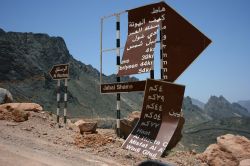 Una strada sterrata in Oman. Ci troviamo a nord, ...