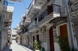 Una strada di Pyrgi, centro abitato dell'isola di Chios, nella Grecia nord-orientale. Qui si possono ancora ammirare belle architetture tipiche, con facciate decorate simili a pizzi ...