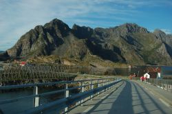 Strada accesso ponte Hennigsvaer Lofoten Norvegia