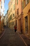 Strada nel centro storico del borgo di Mentone ...