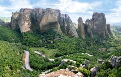 La strada che sale alle Meteore, Tessaglia - Vista panoramica sul sinuoso percorso asfaltato immerso nella natura che accompagna alla visita dei monasteri della Tessaglia. Percorrere in auto ...