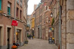 Strada con ciottoli nel centro storico di Lille, Francia. Uno dei caratteristici vicoli con pavimentazione ciottolata in cui si può passeggiare nel cuore della città - © Perig ...