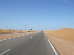 Strada nel deserto del Sahara in direzione di Laayoune, Marocco del sud - © dimitri - CC BY 2.0 - Wikimedia Commons.