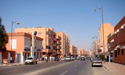 Strada del centro di  Laayoune, la più grande città del sud del Marocco, Africa nord-occidentale - © Bjørn Christian Tørrissen - CC BY-SA 3.0 - Wikimedia ...
