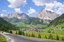 Paesaggio dolomitico a Corvara, Val Badia - A 1568 metri sul livello del mare, nel cuore delle Dolimiti, Corvara è un Comune della provincia autonoma di Bolzano. E' uno dei 18 paesi ...