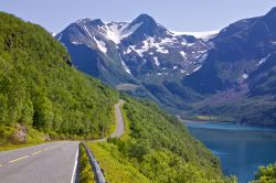 Strada lungo il fiordo vicino a Bodo (Saltfjellet-Svartis) in Norvegia - © Harvepino / Shutterstock.com