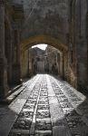 Nel cuore di Erice, nel nord-ovest della Sicilia, il sole gioca tra gli archi, le mura e le gradinate del borgo medievale, illuminando strade lastricate e piazzette di ciottoli - © Angelo ...