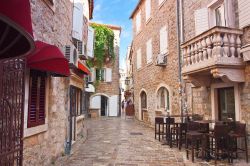 Strada lastricata nel centro storico di Budva, la bella città costiera del Montenegro  - © Phant / Shutterstock.com