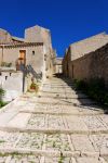 Borgo medievale di Erice, in provincia di Trapani, sulla punta nord-occidentale della Sicilia: una delle antiche strade a gradoni dove un tempo si passava a cavallo o con l'asino - © ...