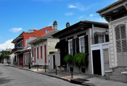 Una strada del Quartiere Francese di New Orleans - Passeggiare nel cuore antico della città significa anche osservare da vicino i diversi stili di architettura con cui sono stati costruiti ...