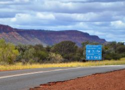 Strada per Kings Canyon, Northern Territory (Australia) - Come si può vedere dai cartelli stradali, nel Red Centre australiano si possono percorrere quasi 200 km prima di incontrare un ...